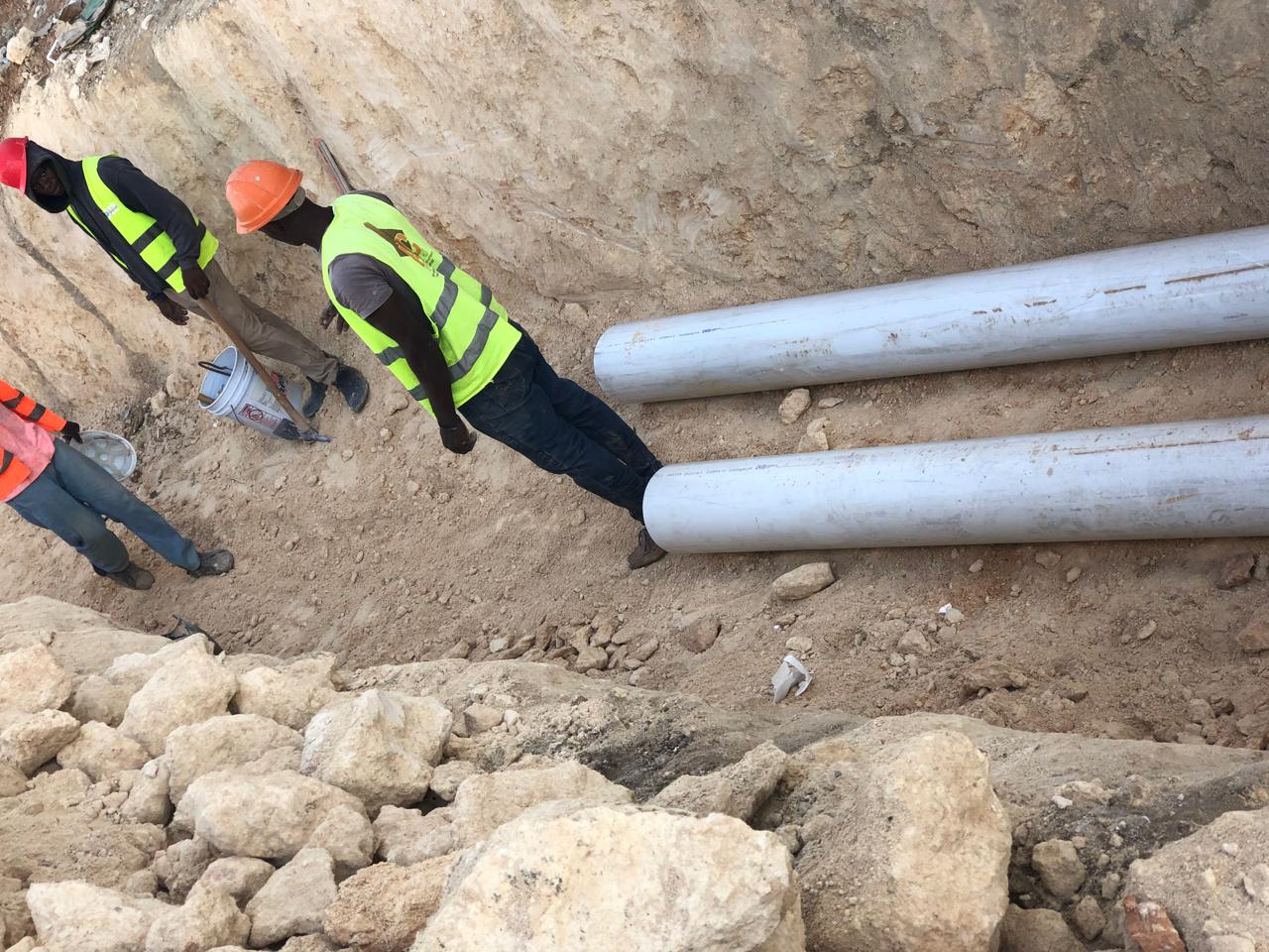 Equipo de MSP en campo instalando tuberías
